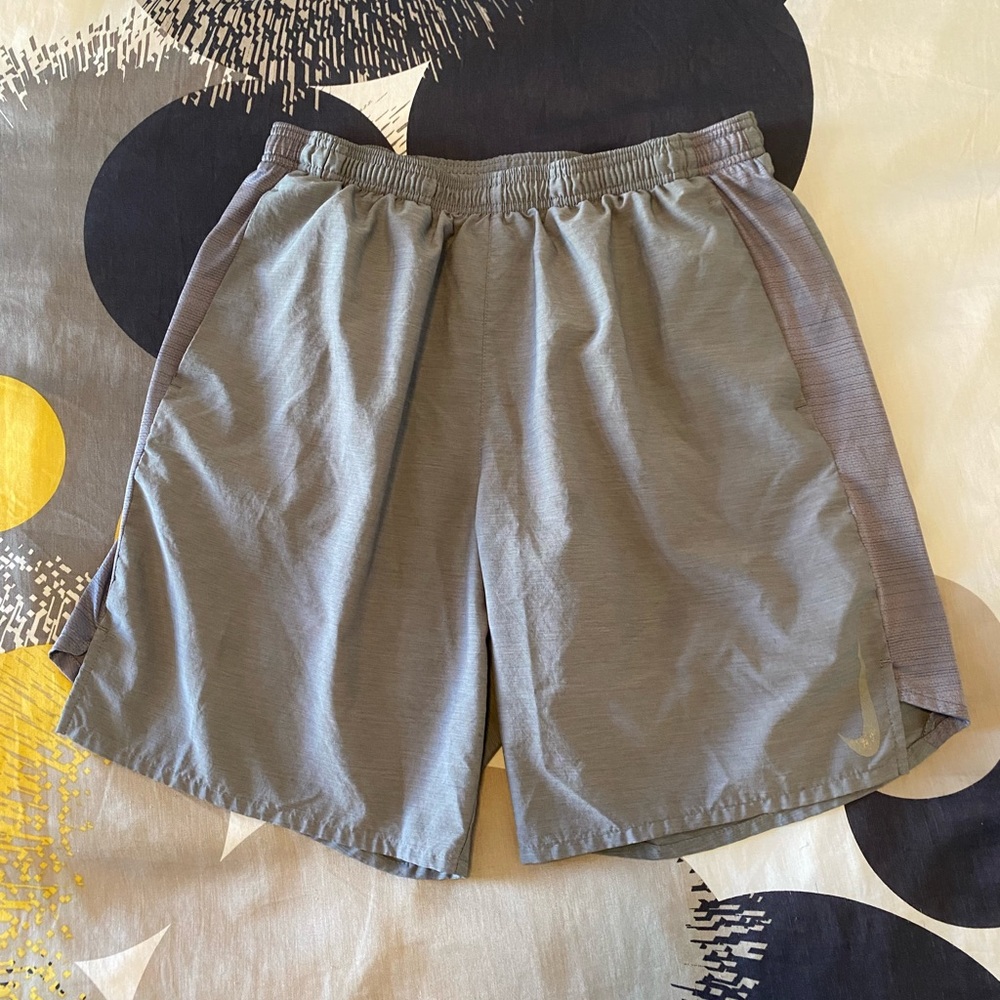 Unisex Nike Dri-Fit Shorts Size Large Light Grey